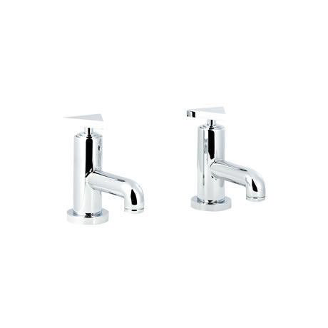 Minimalist Isla bath taps