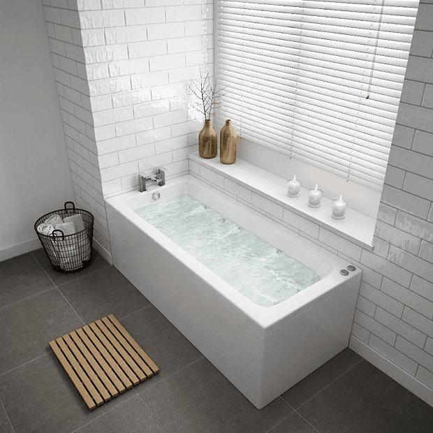 Jacuzzi bath under window with blinds