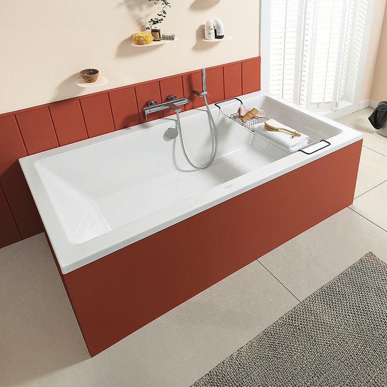 large bath for 2 people with orange panels
