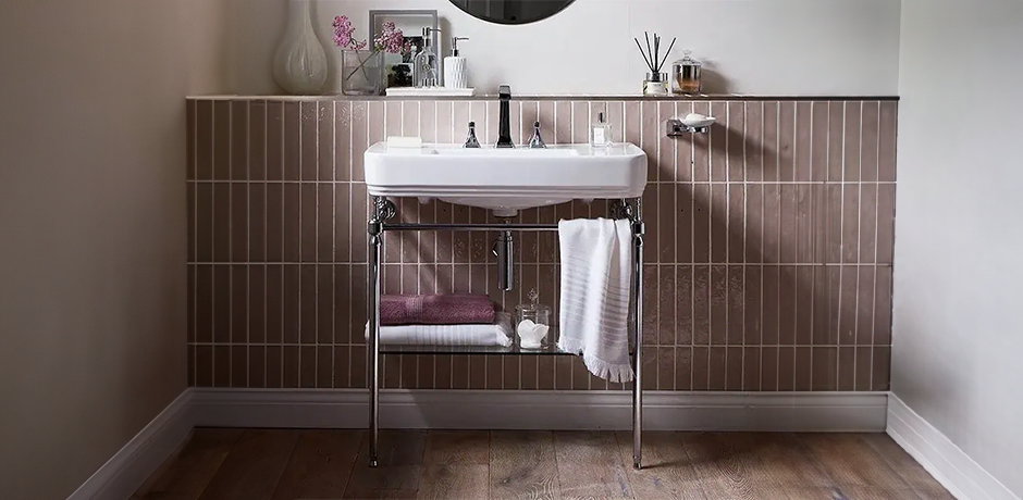 Traditional washstand with brown tiles