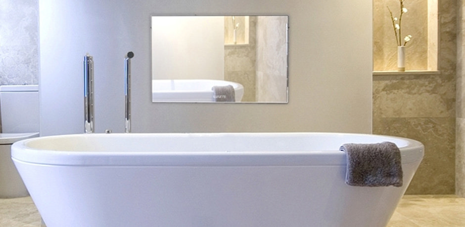 White Bathtub In Bathroom With Mirror 