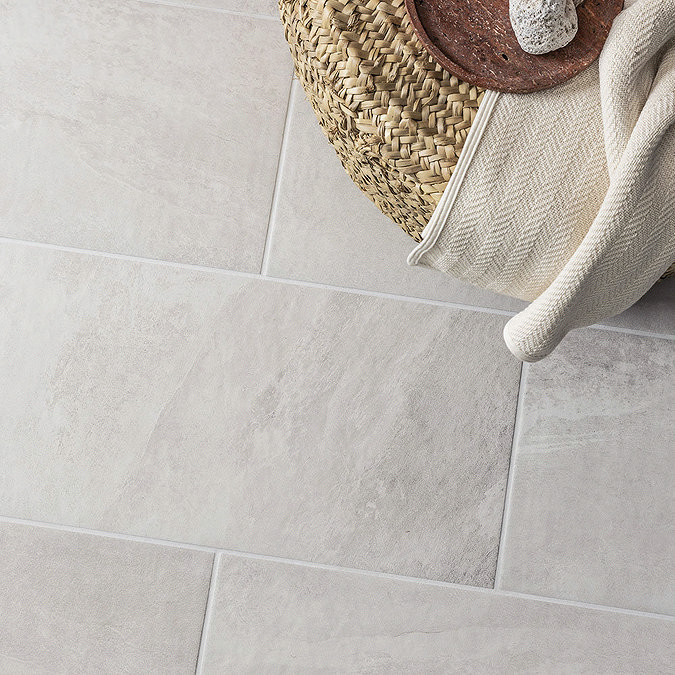 Eye-catching light grey large tiles