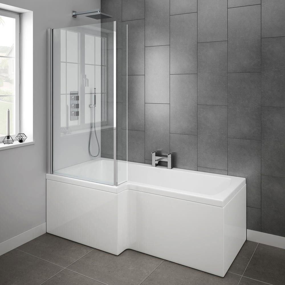 white l-shaped bath with screen panel