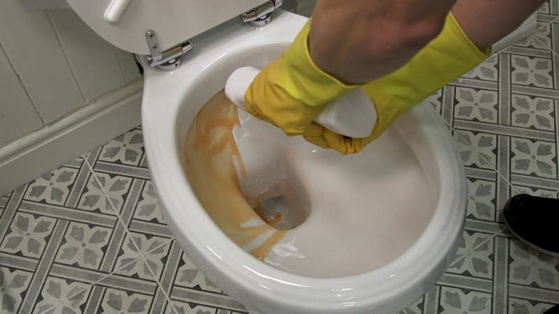 Cleaning a toilet with bleach