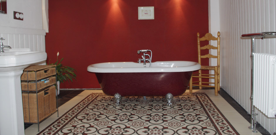 Agnieszka Lisiecka's Beautiful Burgundy Bathroom