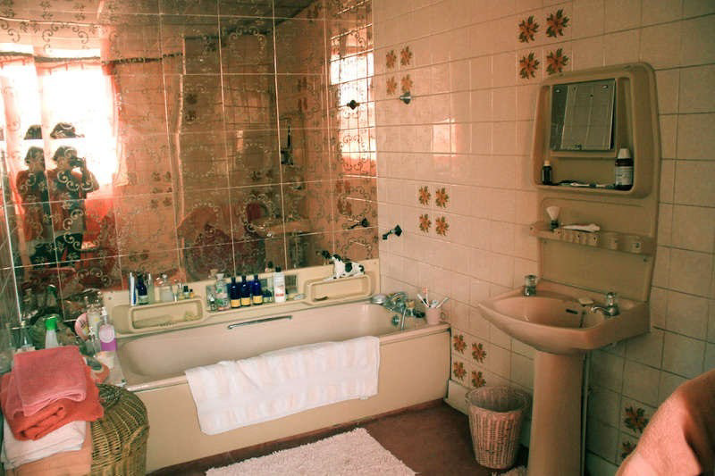 Typical 1970s bathroom