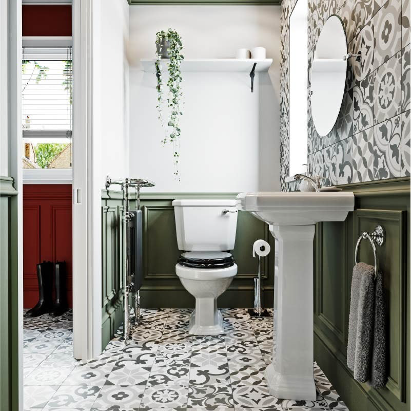 Traditional bathroom with shelf