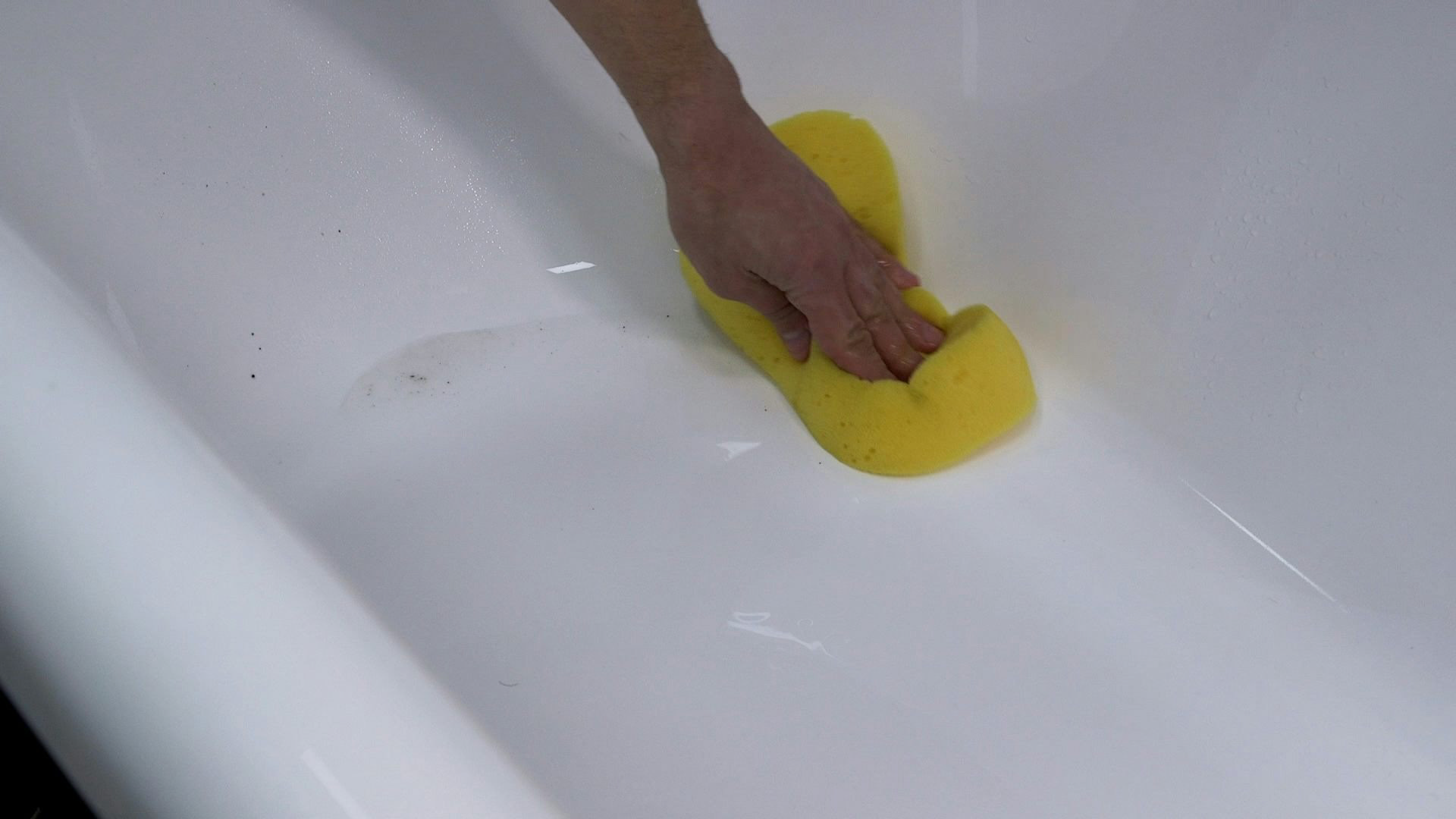 Cleaning a bath: Step 4