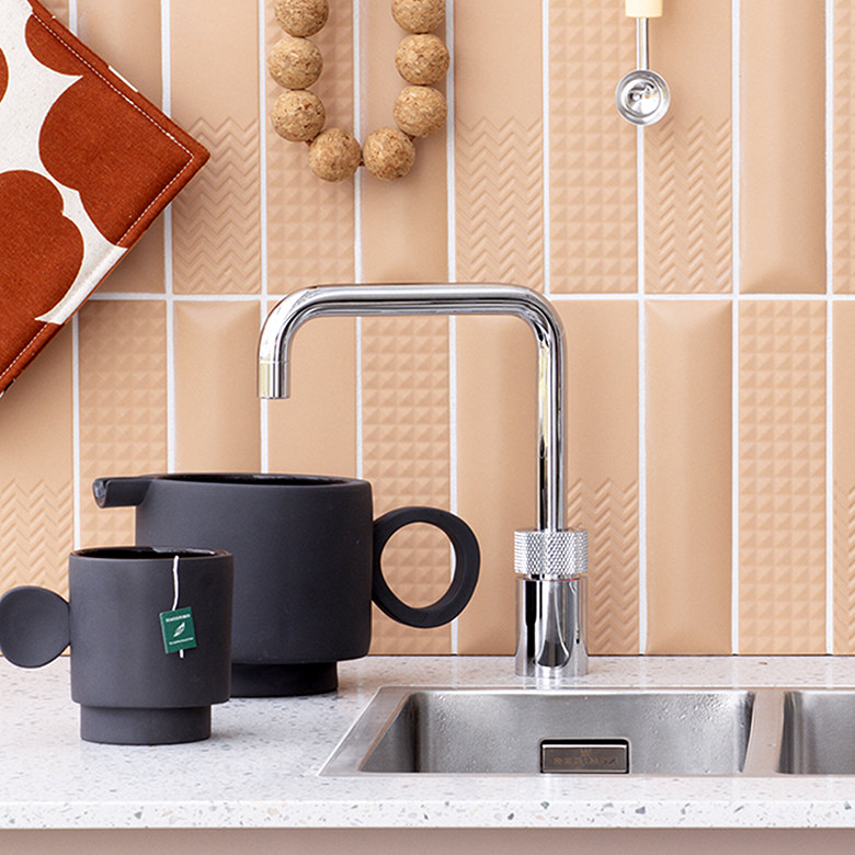 chrome quooker tap and sink, black mugs