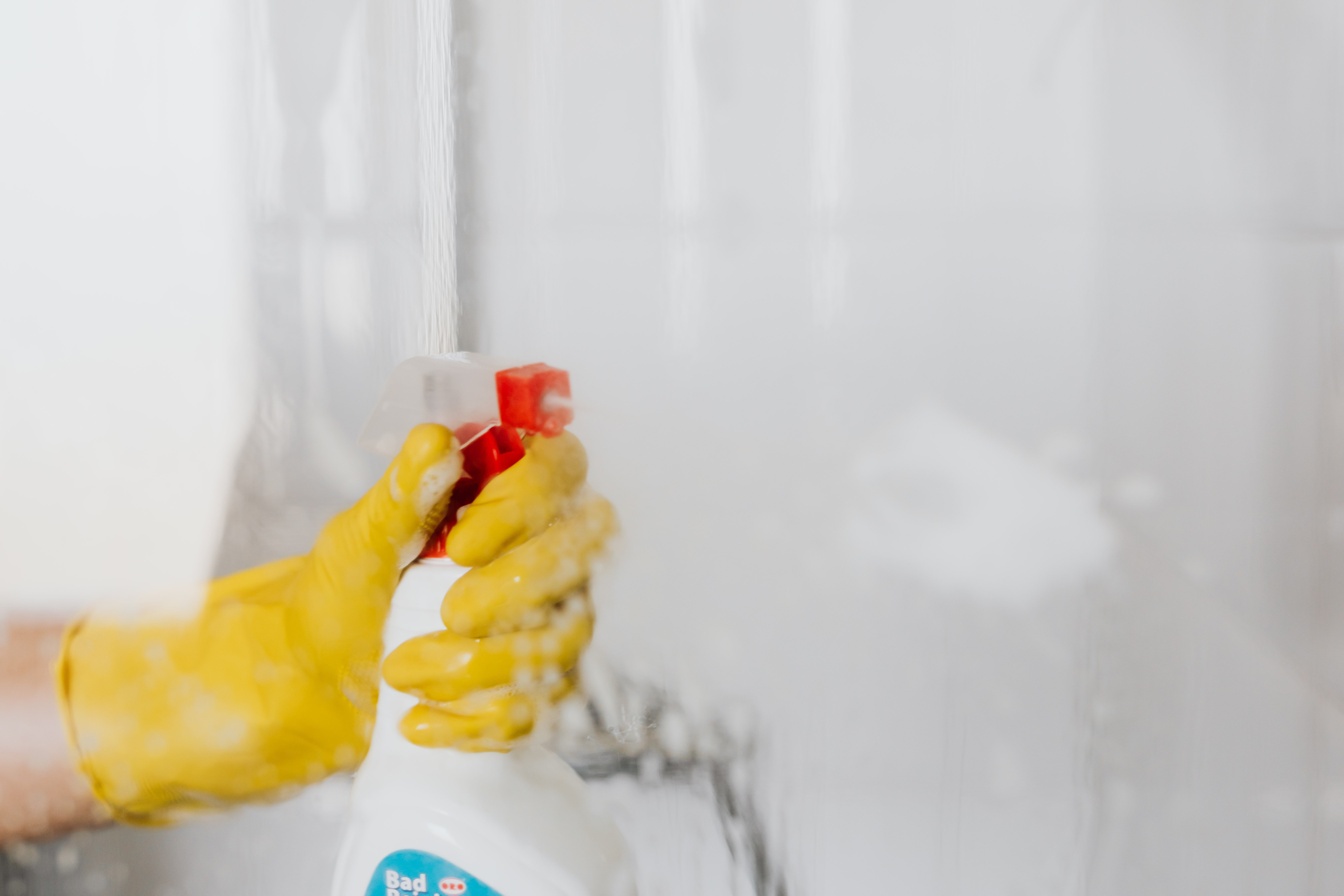 spray bottle cleaning shower screen with vinegar