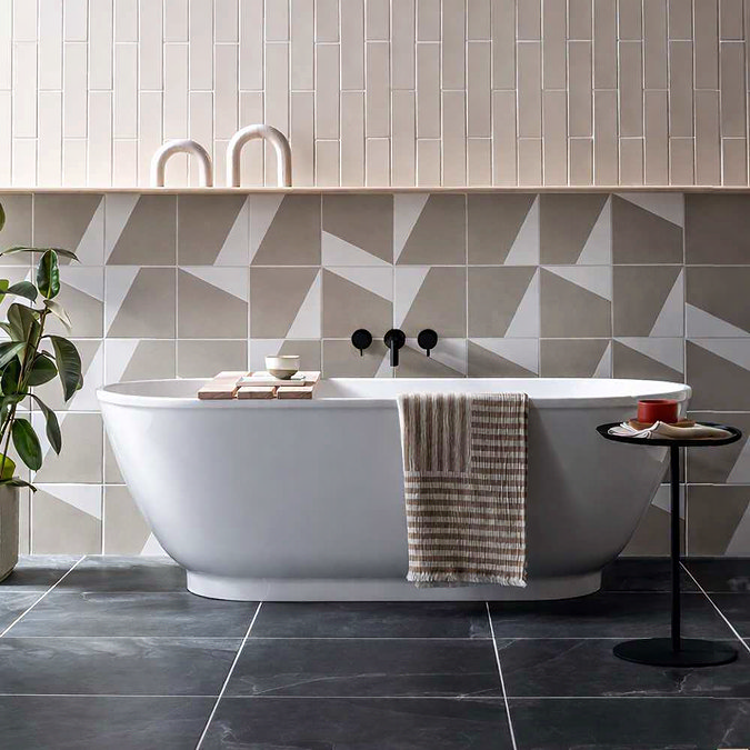 Chatsworth 1500 Freestanding Curved Bath – Double Ended with Matt Black Waste