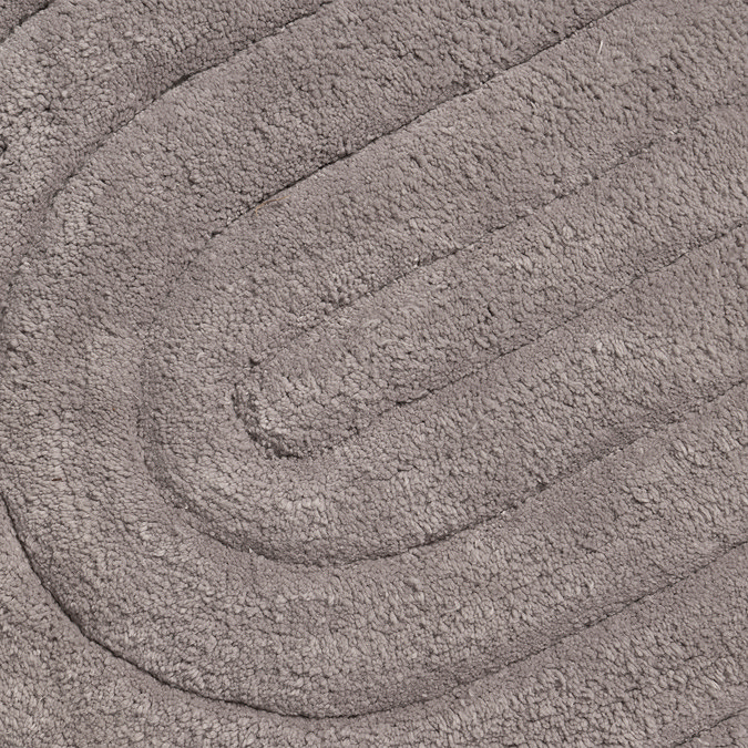 Close up image of the top peaks of the arches on the Croydex Grey Arched Bath Mat, also showing the tufted surface in greater detail.