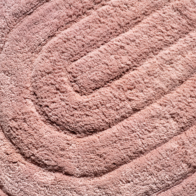Close up image of the peaks of the arched design on the Croydex Pink Arched Bath Mat, also showing the tufted surface in greater detail.