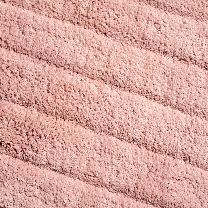 Close up image of the straight lines of the arched design on the Croydex Pink Arched Bath Mat.