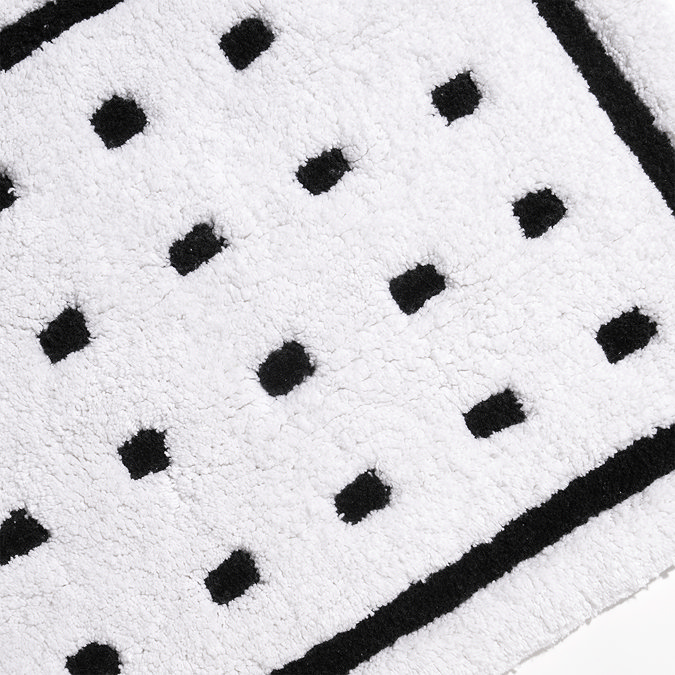 Close up image of the Croydex White and Black Squares Bath Mat showing the small black squares and part of the wider black lined box.
